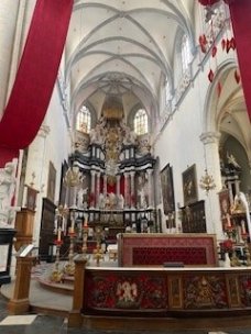 es ist der Chorraum mit dem prächtigen Hochaltar der Kirche zu sehen