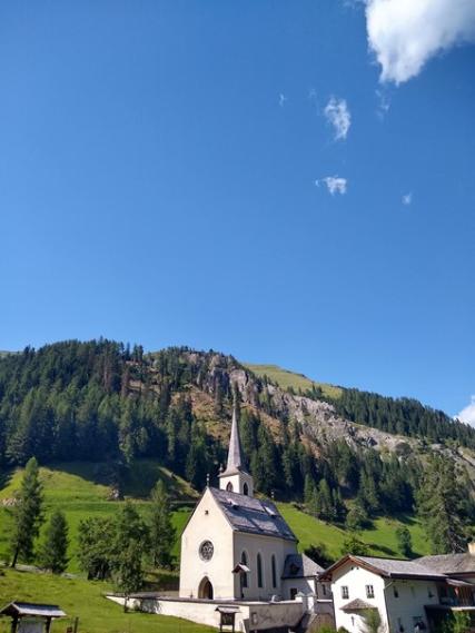 Außenansicht der kleinen weiß getünchten Kirche vor blauem Himmel