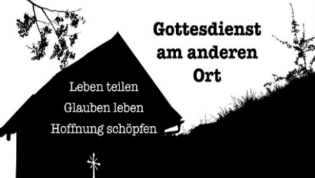 Man sieht eine Abbildung, die wie ein Scherenschnitt aussieht mit Haus und Wiese. SChriftzug: Gottesdienst am anderen Ort