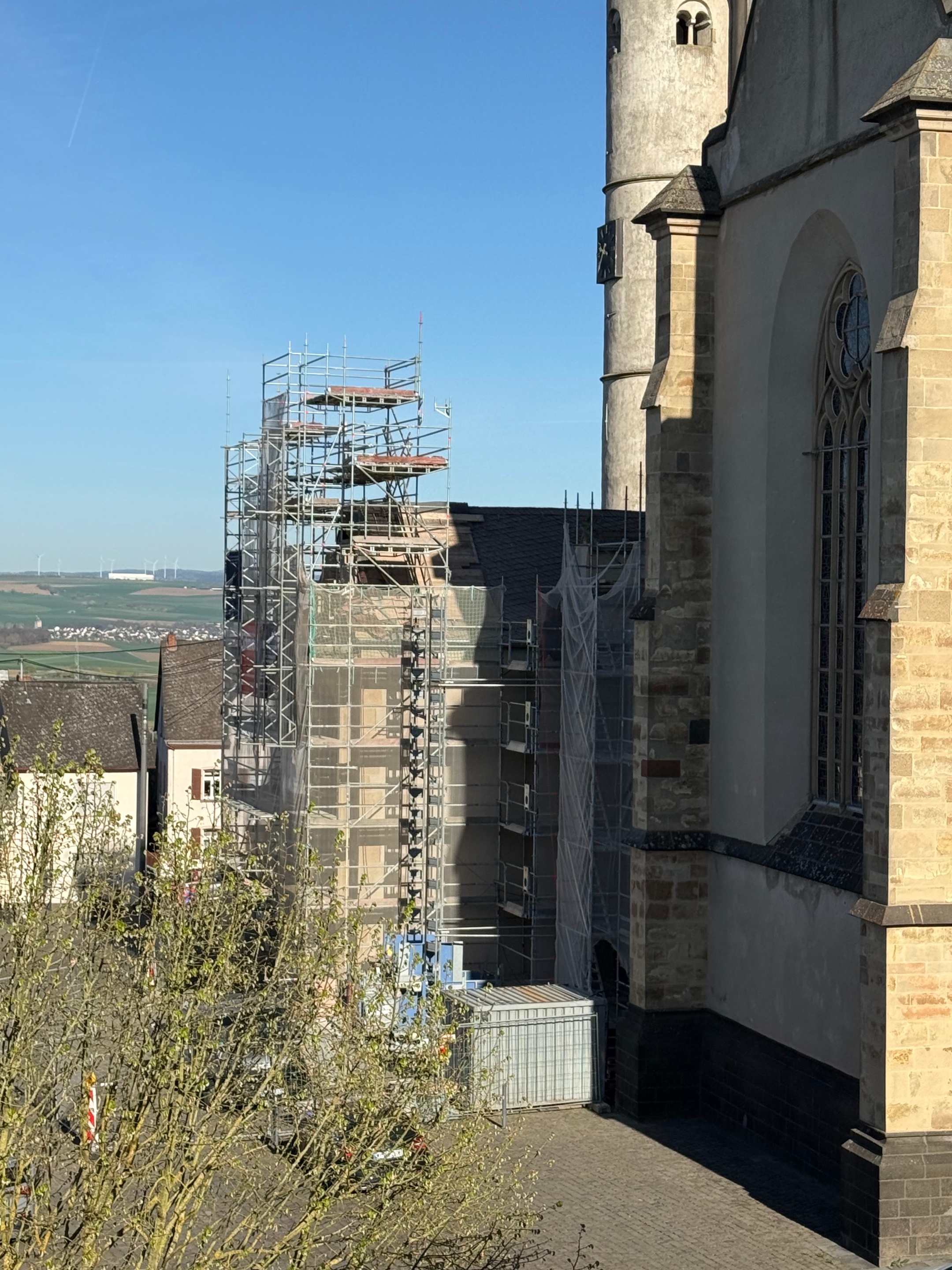 Man sieht das eingerüstete 'Paradies', den Eingangsbereich (Hauptportal' ) der Kirche in Münstermaifeld