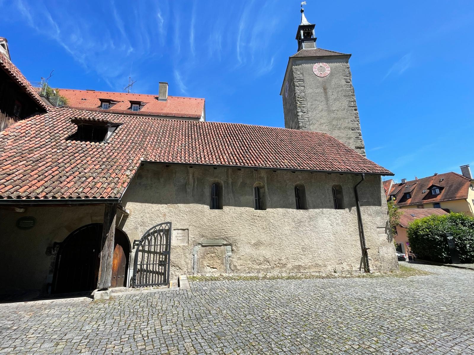 Man sieht die Außenansicht der Kirche vor blauem Himmel