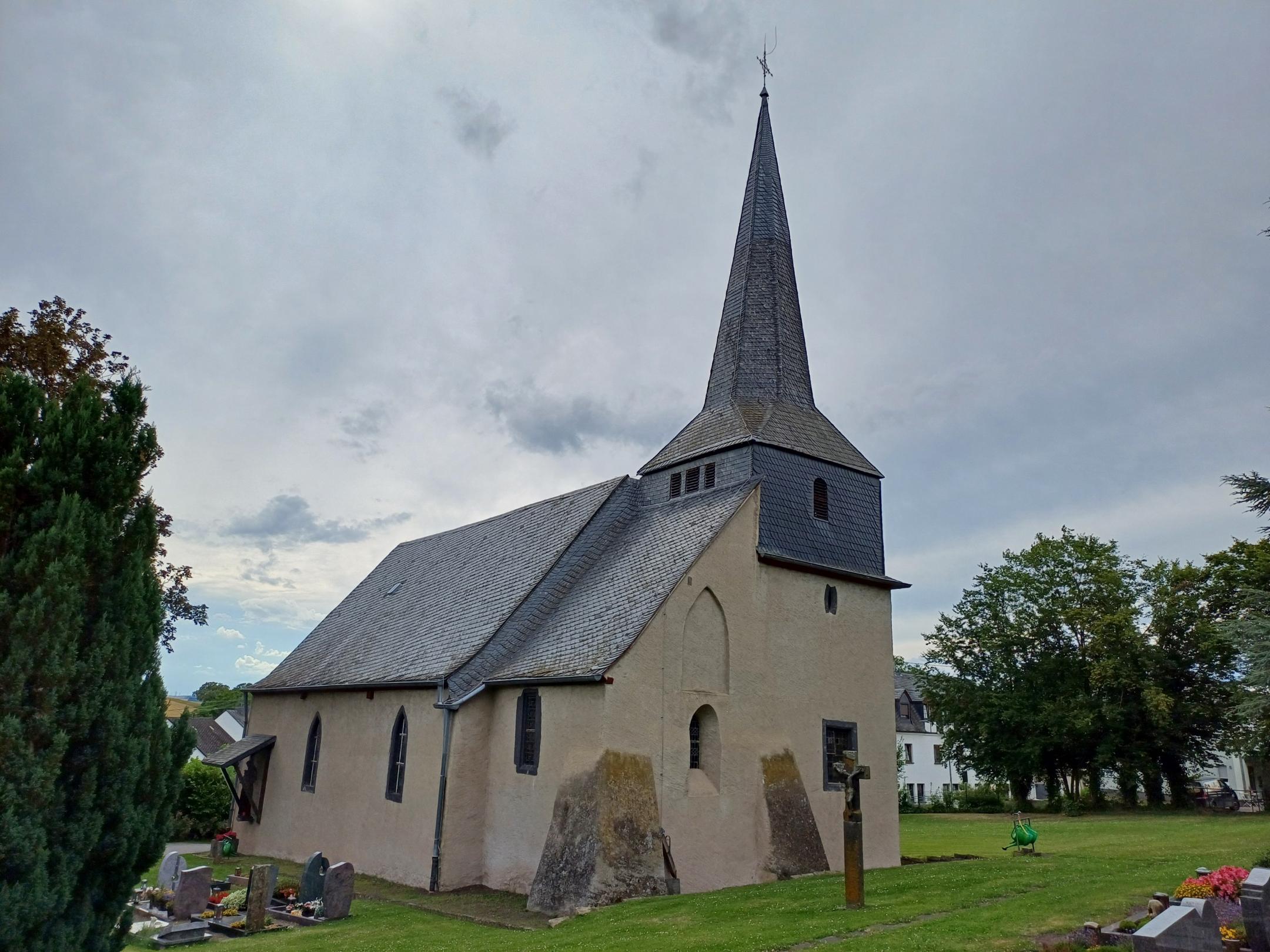 Blick auf die Rückseite der Kirche vom Friedhof aus