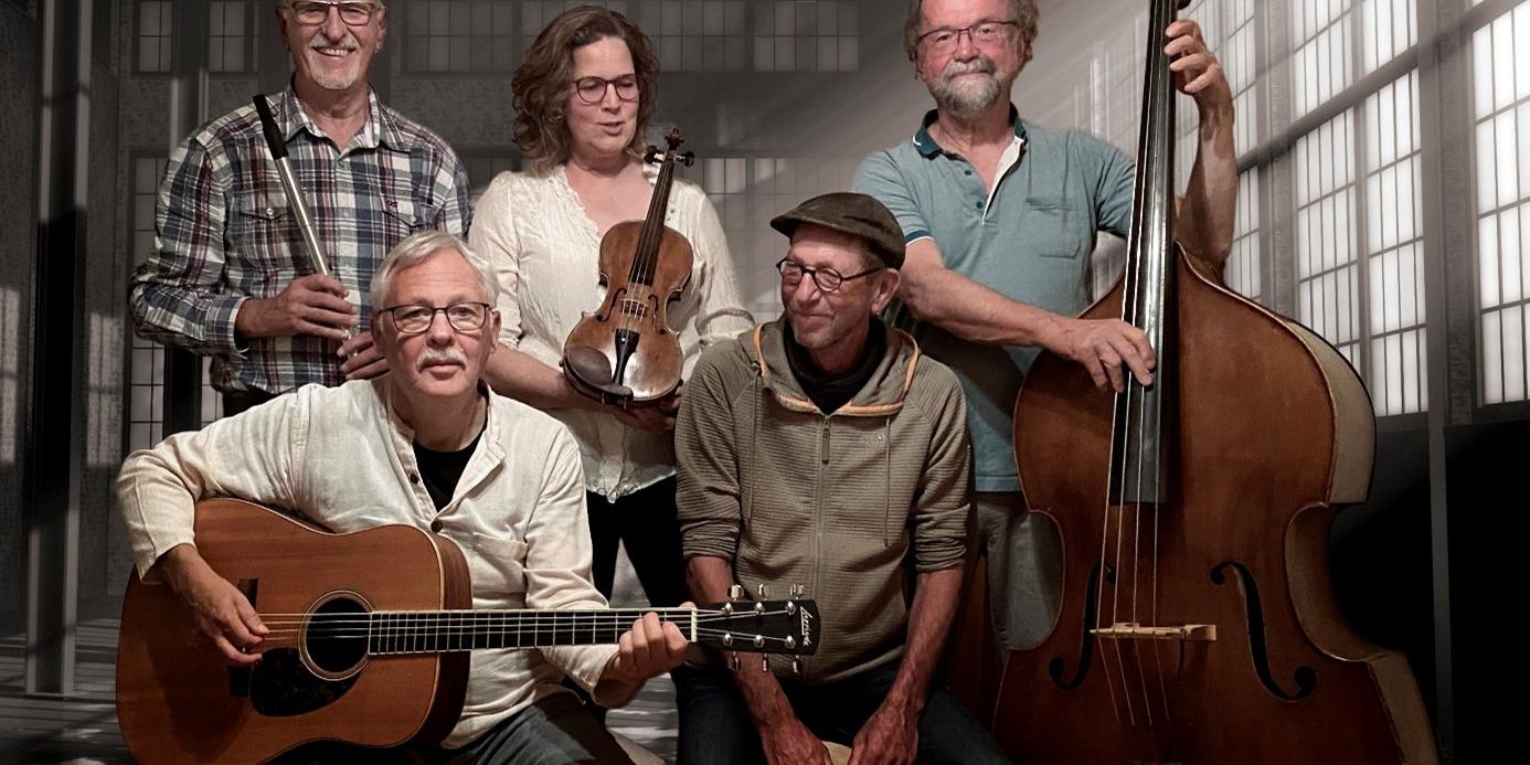 Man sieht die Mitglieder der Gruppe 'Morning Dew' mit dem Schriftzug 'Celtic Folk Band'