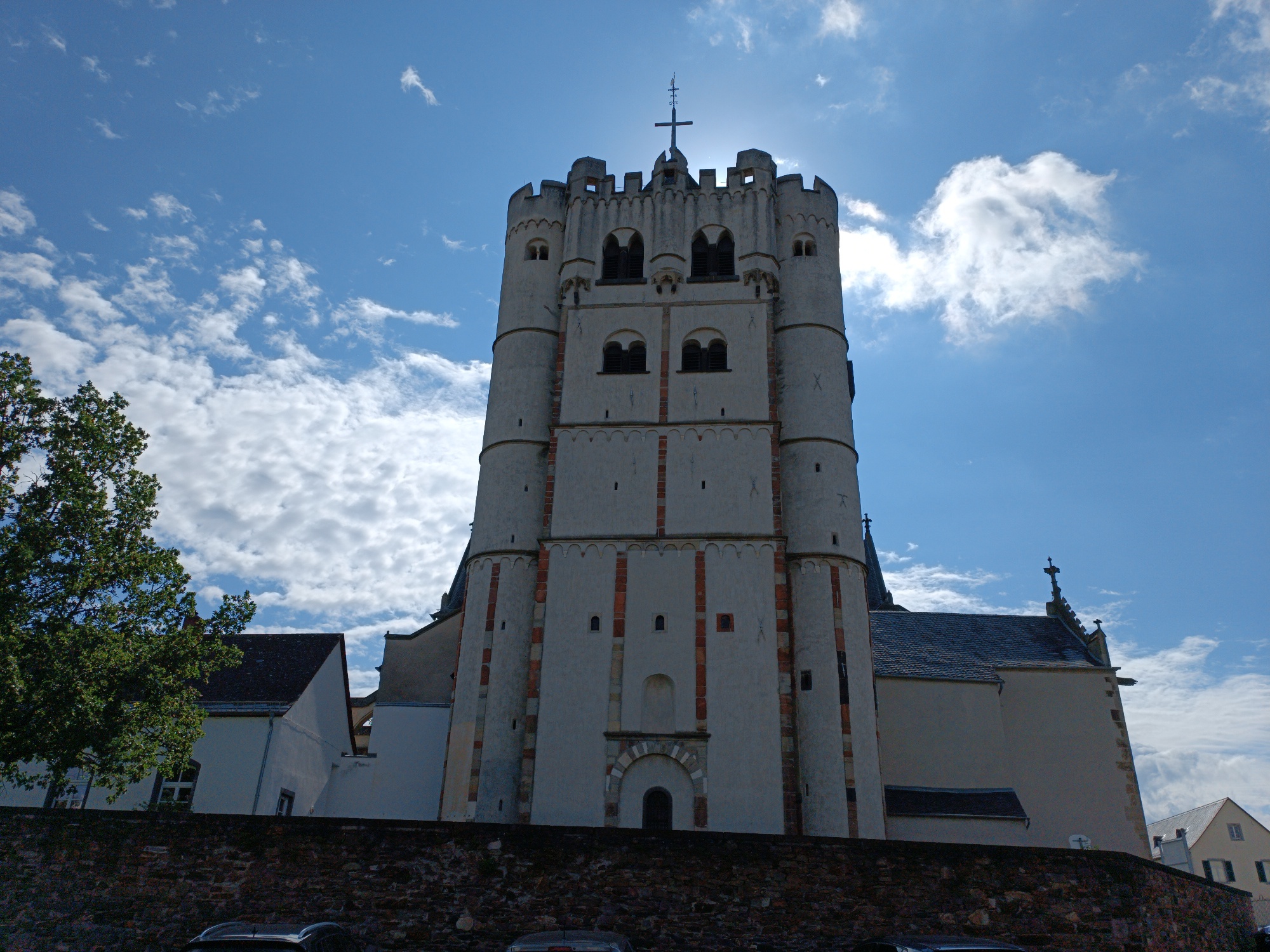 Blick auf das Westwerk der Kirche