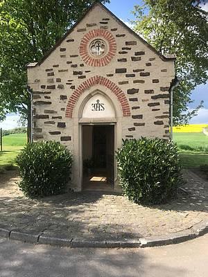 Vorderansicht der Kapelle am Ortsausgang von Pillig