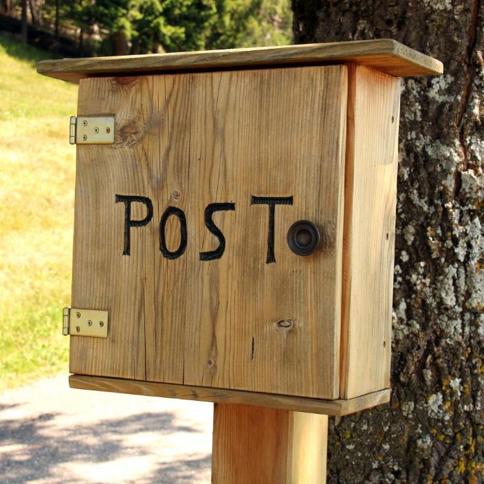 Man sieht an einem Baum einen Holzbriefkasten mit der Aufschrift 'Post' (c) Katholische Kirchengemeinde Maifeld Man sieht an einem Baum einen Holzbriefkasten mit der Aufschrift 'Post'